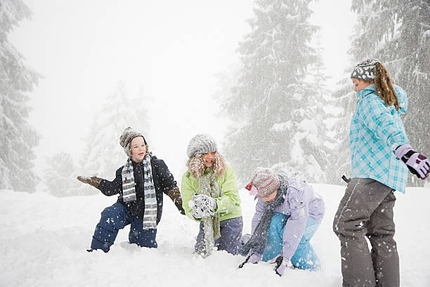 crianças brincando na neve - snowball snow play throwing - fotografias e filmes do acervo