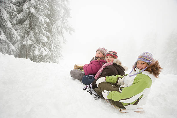 enfants sur le toboggan - group of people teenager snow winter photos et images de collection