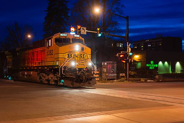 bnsf train, burlington northern santa fe - warren buffett photos et images de collection