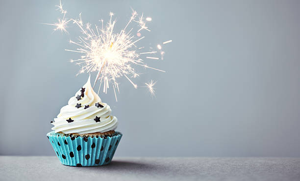 cupcake mit wunderkerze - cupcake birthday birthday cake first place stock-fotos und bilder