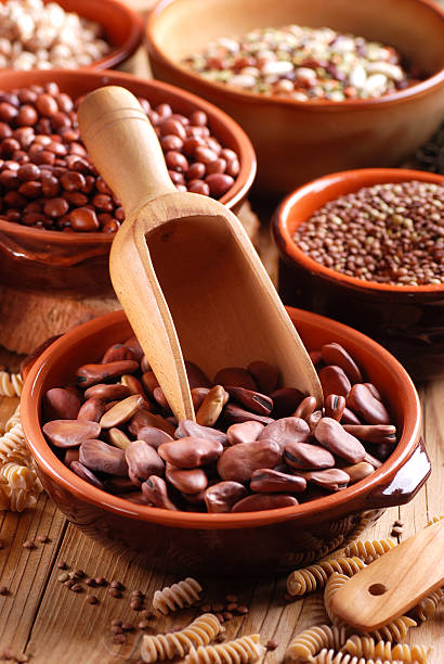 な乾燥豆のボウル - broad bean bean bowl brown ストックフォトと画像