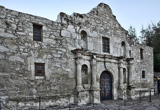 alamo in san antonio. - travis county stock-fotos und bilder