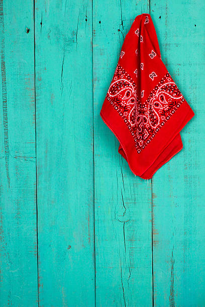 rosso bandana appeso su sfondo in legno - west old house decor foto e immagini stock