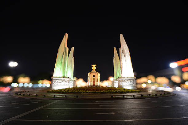 a democracia monumento à noite, bangcoc, tailândia. - democracy monument - fotografias e filmes do acervo