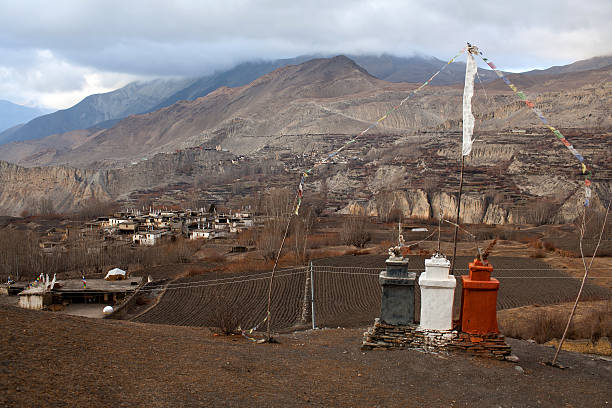 muktinath village in nepal himalaya - muktinath stock-fotos und bilder