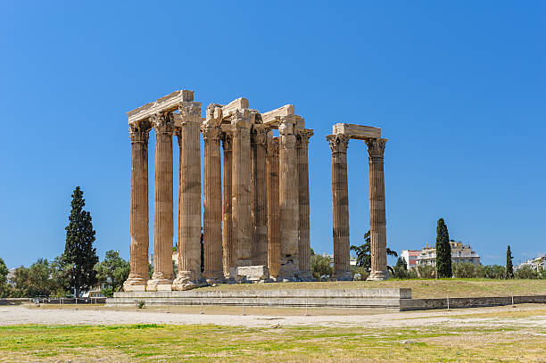 tempio di zeus olympeion, atene, grecia - copy space minerva greek culture athens greece foto e immagini stock