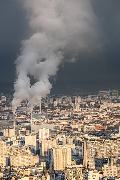 fumar chaminés de fábrica de noite paris com a tempestade subúrbios de reunião - paris france roof apartment aerial view - fotografias e filmes do acervo