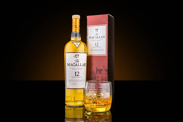 botella, caso y vaso de whisky de malta pura macallan - ice pack fotos fotografías e imágenes de stock