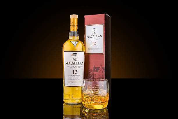 bottiglia e bicchiere di whisky di malto singolo macallan - still shot foto e immagini stock