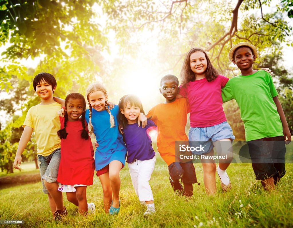 Kinder Freundschaft Zusammenhalt Lächeln Fröhlich - Lizenzfrei Kind Stock-Foto