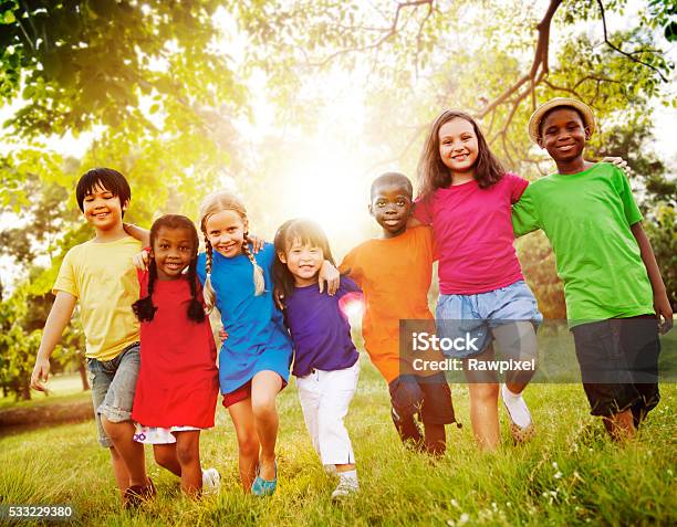 Niños De Amistad Unión Sonriendo Felicidad Foto de stock y más banco de imágenes de Niño - Niño, Hijos, Juguetón