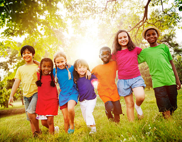 bambini felici insieme sorridenti amicizia - child playing multi ethnic group summer foto e immagini stock