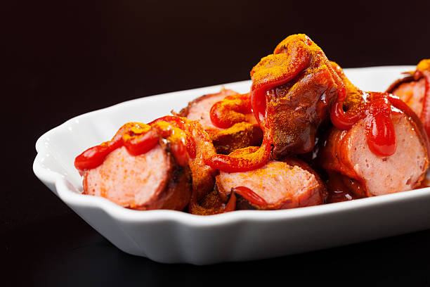 tedesco salsiccia condito con curry - currywurst foto e immagini stock