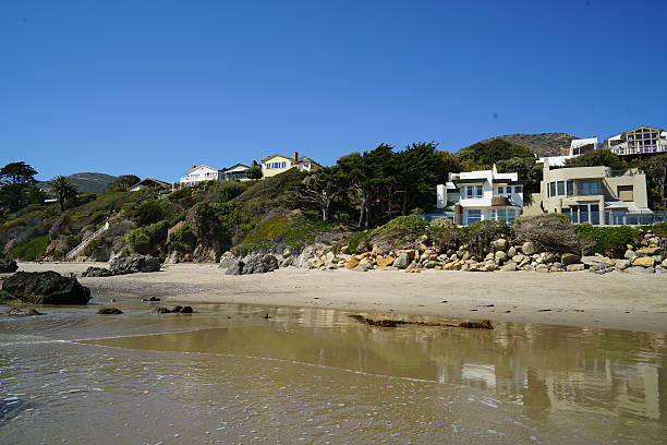 istock Malibu Seashore with white sand beach and homes 533230888