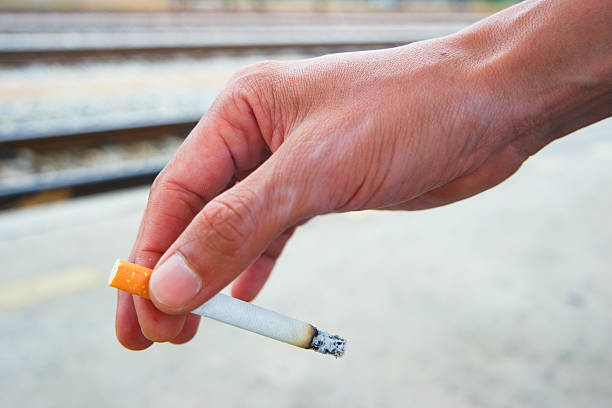 sigaretta a mano,fumo - indiscreet foto e immagini stock