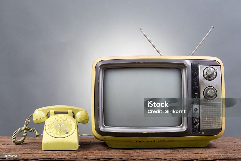 Телефон телевизор 1 класс. Очень старый телевизор. Телевизор 1979 старый. Старые телефоны с телевизором. Старинный телевизор с лупой.