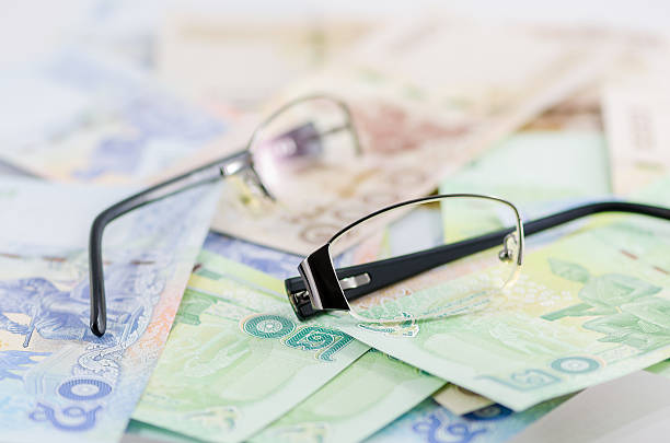 złamane czarne okulary w tajski bat pieniądze - eyeware zdjęcia i obrazy z banku zdjęć