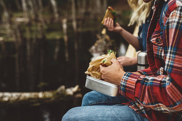 junge freunde auf einer wanderung zu essen - people traveling flash stock-fotos und bilder