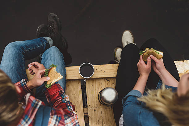 jovens amigos sair em uma caminhada de comer alimentos - box lunch flash imagens e fotografias de stock