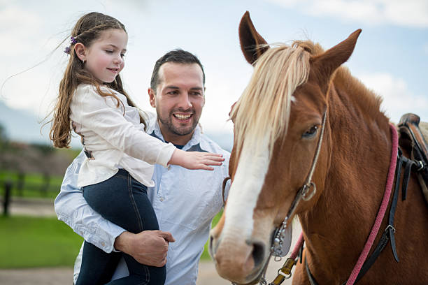 padre e figlia con un cavallo - petting zoo foto e immagini stock