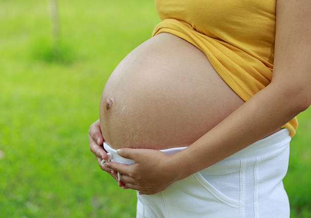 schwangere frau - third generation stock-fotos und bilder