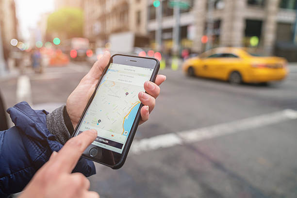 uber kabiny apple iphone 6s nowy jork taksówka rozmowy - people traveling business travel travel new york city zdjęcia i obrazy z banku zdjęć