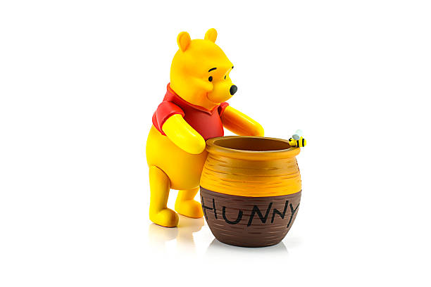 figura de winnie the pooh y hunny pot. - winnie the pooh fotografías e imágenes de stock