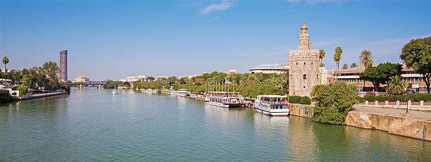 sevilha-medieval torre torre del oro - seville sevilla torre del oro tower imagens e fotografias de stock