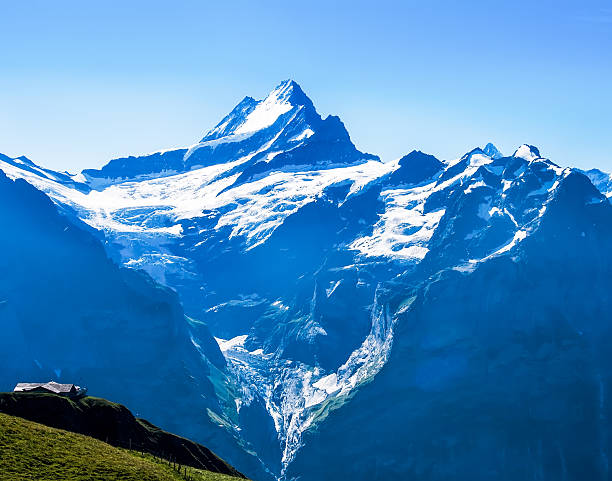 famoso monte eiger, montanha monch e montanhas de jungfrau no regio de jungfrau - eiger northface mountain winter imagens e fotografias de stock