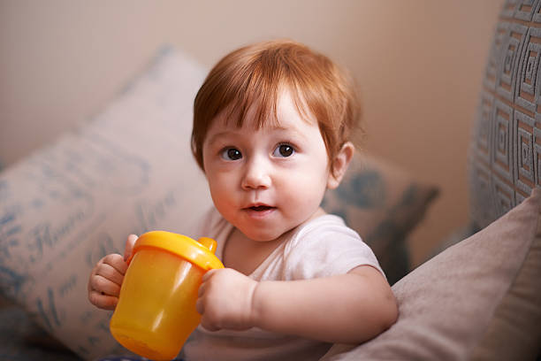 succo di pausa! - baby cup foto e immagini stock