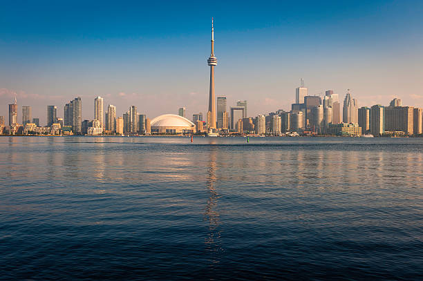 toronto, cn tower, frente para o mar, no centro da cidade de arranha-céus, refletindo o lago ontário, canadá - toronto waterfront commercial dock canada - fotografias e filmes do acervo