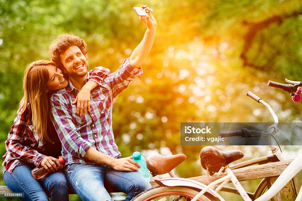 Junges Paar, die Selfies Nach dem Reiten Fahrräder im Freien. - Lizenzfrei Bewegung Stock-Foto