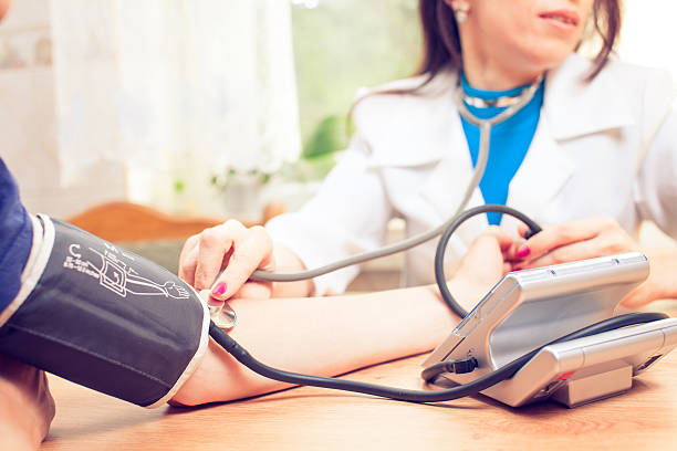 joven doctora o enfermera tomar los pacientes - hypo fotografías e imágenes de stock