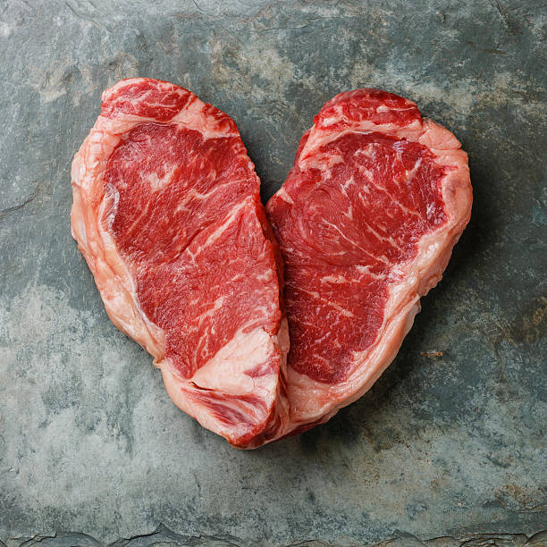 символ сердца необработанными мясо стейк - meat raw beef love стоковые фото и изображения