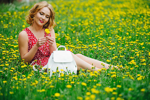 retrato de una niña en un parque, en el diente de león - cut flowers women field single flower fotografías e imágenes de stock