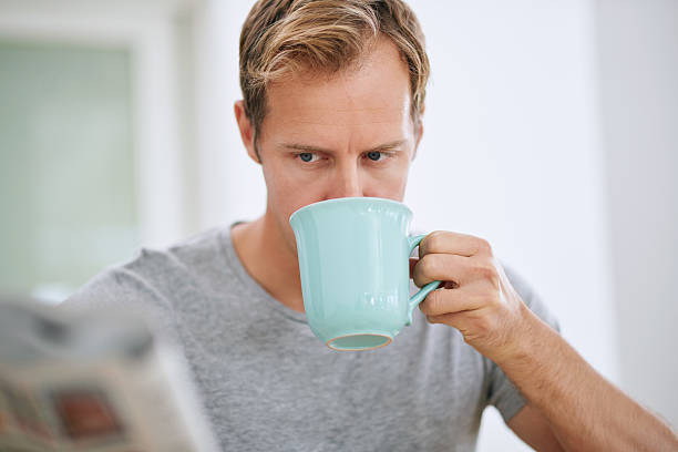 la cafeína y temas de actualidad de - reading newspaper break tea fotografías e imágenes de stock