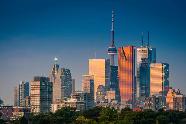 toronto cn-tower und der innenstadt wolkenkratzer beleuchtet bei sonnenuntergang, kanada - cn tower stock-fotos und bilder