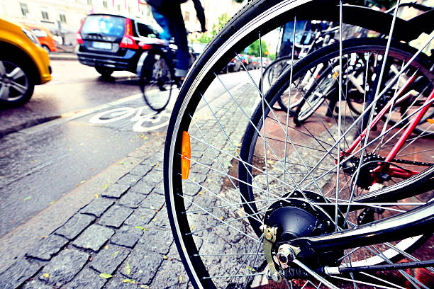 close-up de bicicleta, bicicletas e bicicleta lane no fundo - bicycle sign symbol bicycle lane - fotografias e filmes do acervo