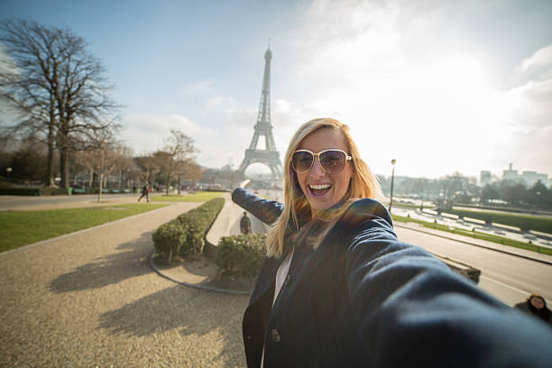 istock Woman showing Eiffel tower on selfie-Paris 533277277