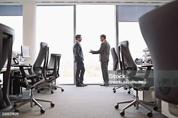 Zwei Geschäftsleute Diskutieren Arbeit Stockfoto und mehr Bilder von Schreibtisch - Schreibtisch, Spärlichkeit, Strategie