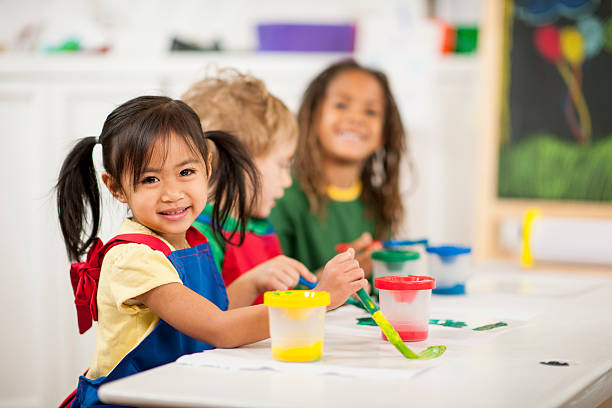 bambini in età prescolastica riproduzione - preschooler preschool child painting foto e immagini stock