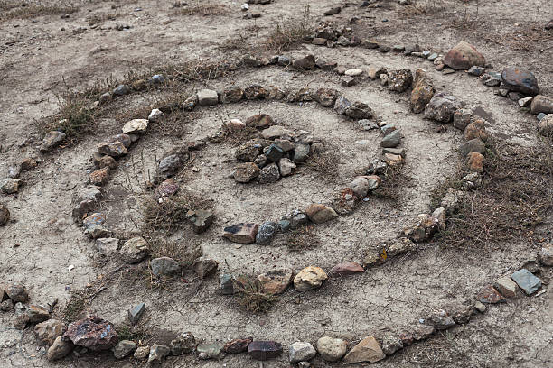 piedras establecen en la arena en una espiral como rituales - gnosis fotografías e imágenes de stock