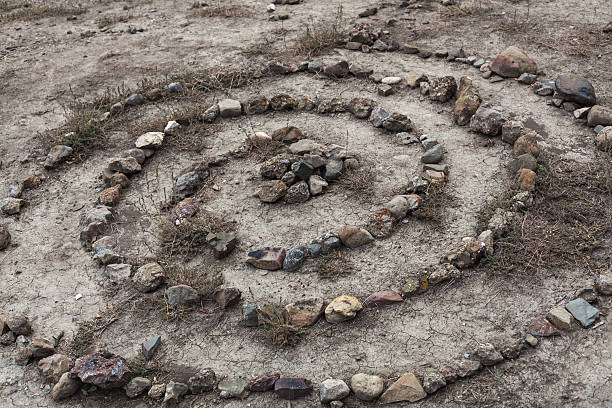 pedras estabelecidos na areia em uma espiral como ritual - gnosis imagens e fotografias de stock