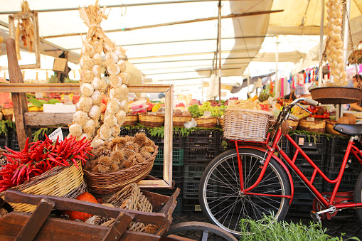 Puesto de mercado italiano en Campo de Fiori Roma photo