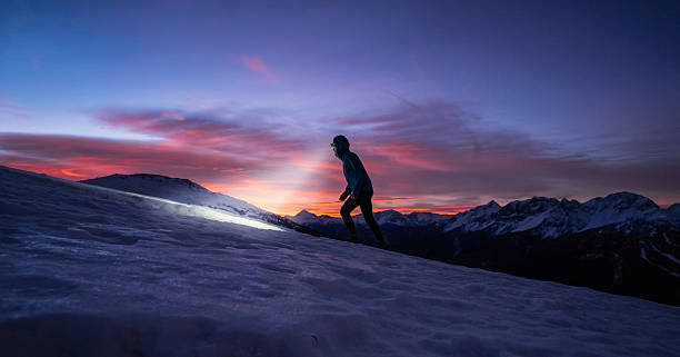 corrida de noite na neve em uma montanha - night running imagens e fotografias de stock
