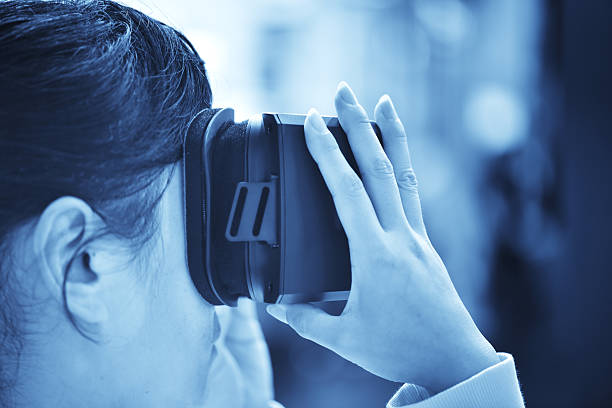 chica usa gafas de realidad virtual - pantalla montada en la cabeza fotografías e imágenes de stock