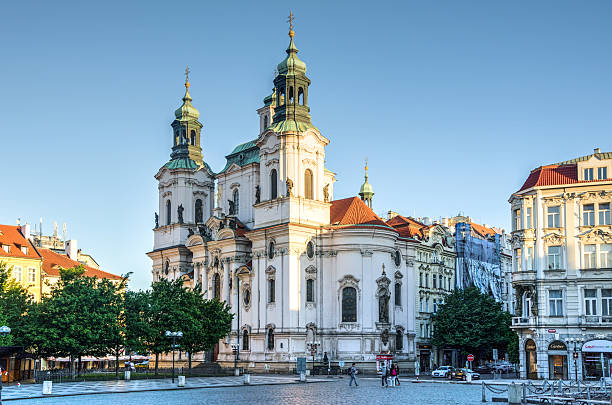 iglesia de san nicolás en praga, república checa - classic europe urban scene prague fotografías e imágenes de stock