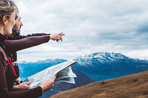 caminhadas casal com mapa na montanha - guidance - fotografias e filmes do acervo