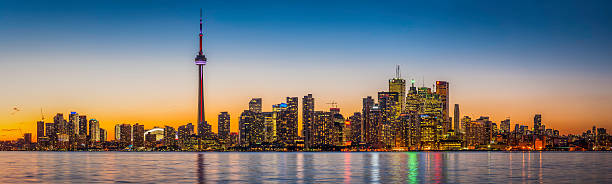 cn tower w toronto, na nabrzeżu oświetlony krajobraz miejski panorama drapacze chmur odzwierciedlenie w kanadzie - toronto waterfront commercial dock canada zdjęcia i obrazy z banku zdjęć