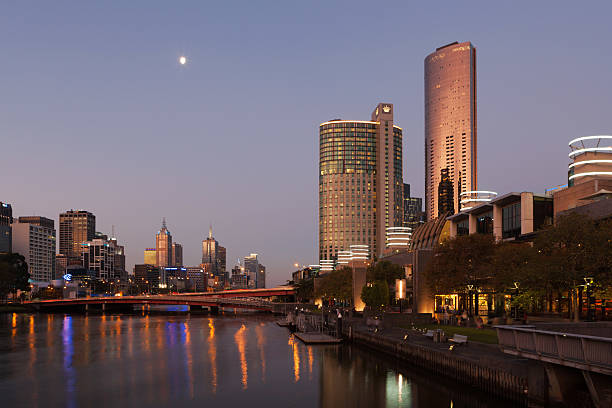 夜景 メルボルンのビジネス街、クラウンカジノホテル - melbourne casino australia city ストックフォトと画像